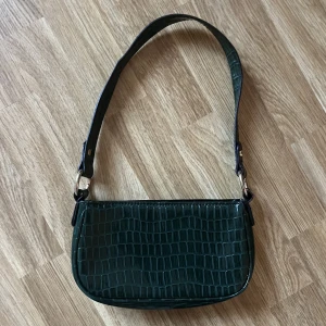 Handväska - Grön handväska! Aldrig använd. 23x11cm. 