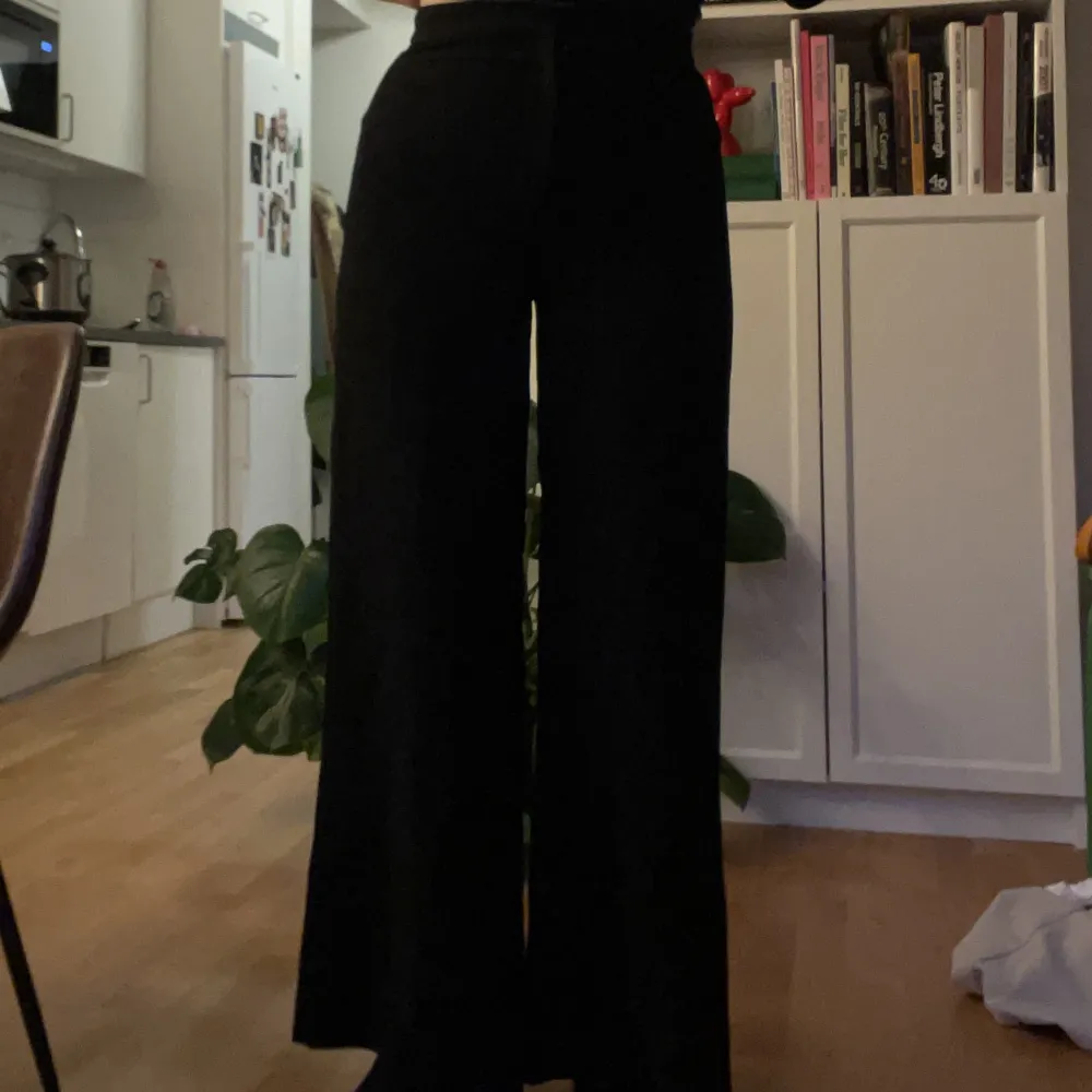 Högmidjade långa svarta kostymbyxor som varit en stor favorit hos mig. Jeans & Byxor.