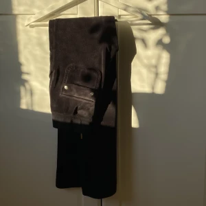 juicy byxor - Juicy byxor i svart, köpte för ca 1 år sedan på raglady i gbg.✨💕 skick 8/10, inga defekter men de syns att de e lite använda!