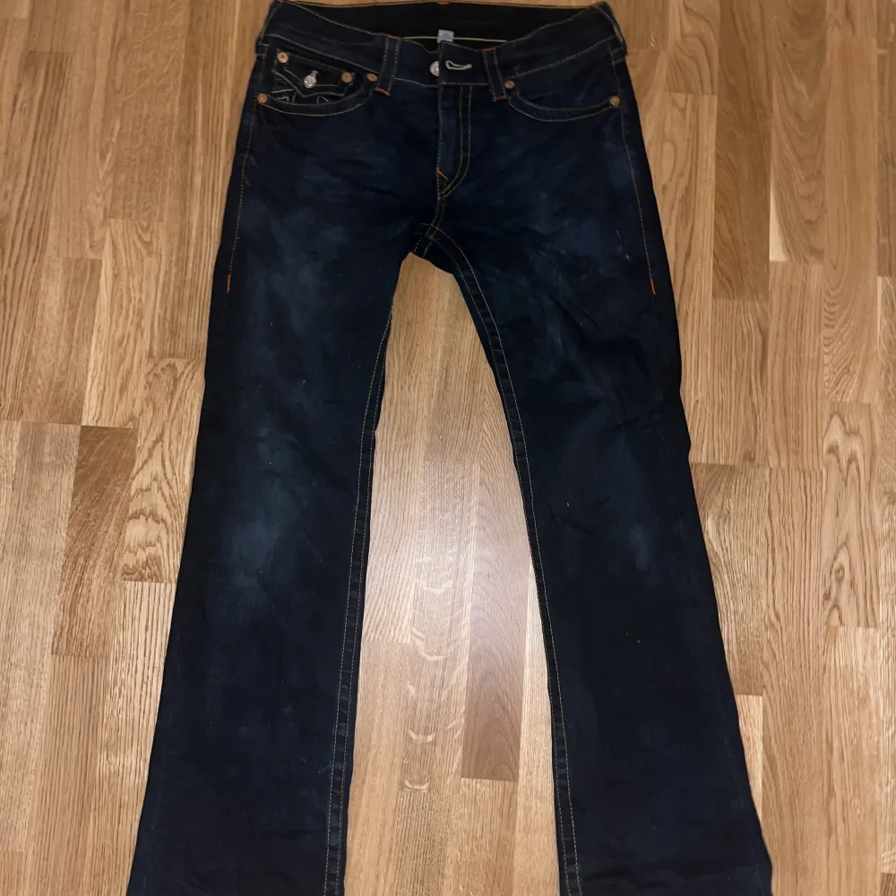 True Religion jeans storlek 31, sönder där nere!. Jeans & Byxor.