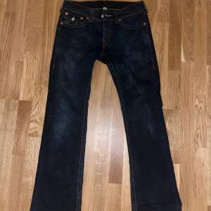 True Religion jeans storlek 31, sönder där nere!