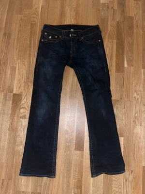 True Religion jeans - True Religion jeans storlek 31, sönder där nere!