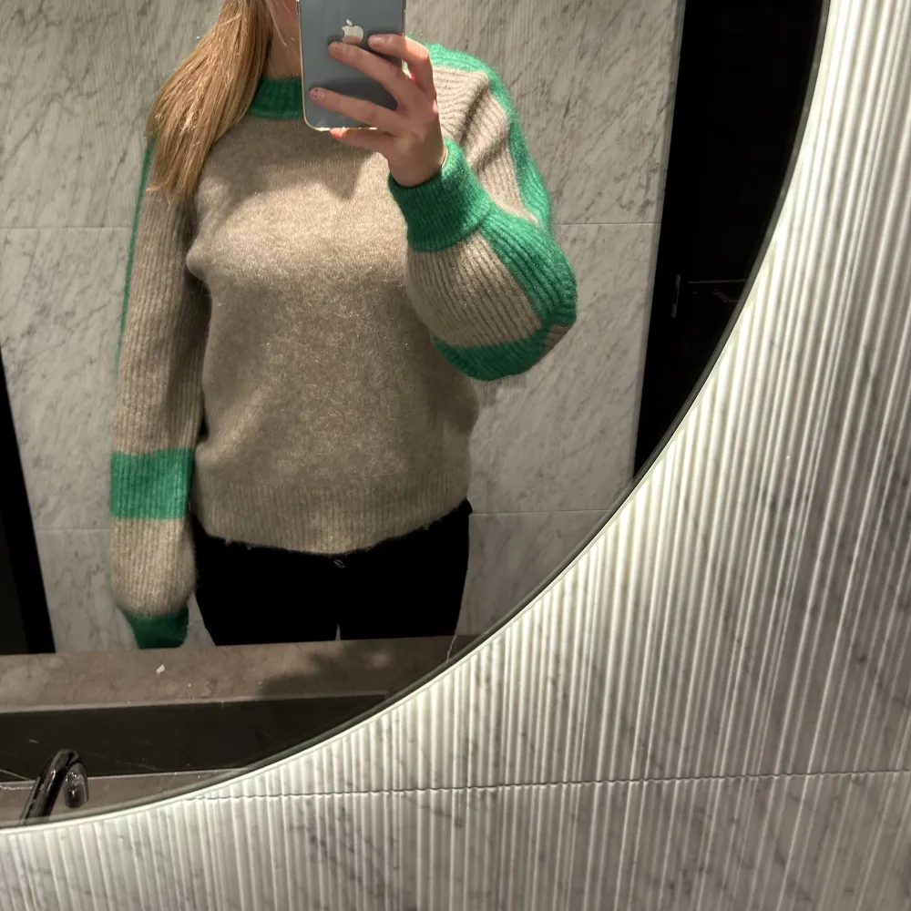 Super snygg o mysig stickad second Female tröja!! Tröjan är grön och beige i storlek L men passar mig perfekt som har S/M, mohair och ull blandning🫶🏻. Stickat.