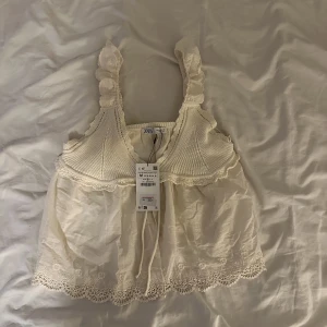 Topp från Zara - Säljer denna jättefina topp från zara, aldrig använd! 