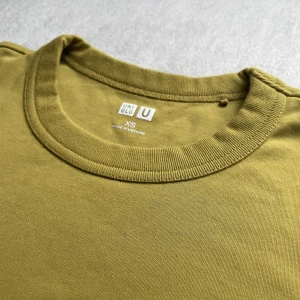 en oliv tröja  - en xs tröja