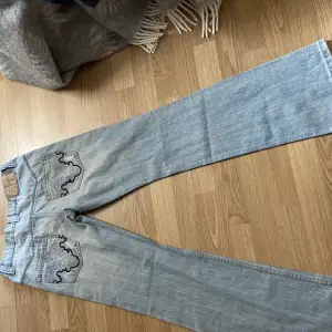 As snygga low waist bootcut jeans med ur coola fickor😍