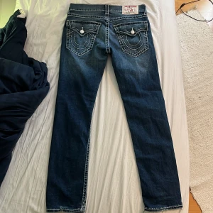 True religion Jeans - Säljer dessa trueys eftersom dom inte används längre. Storlek 33 waist. Hyfsat bra skick. Endast ett pyttelitet hål längst ner på baksida ben. Kontakta för mer bilder och mått👍 