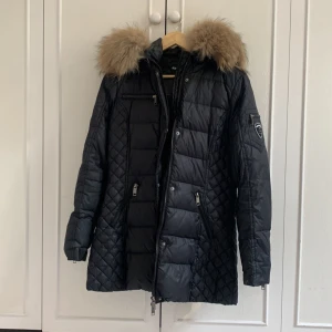 Jacka - Oanvänd rock and blue jacka, säljer för att jag inte använt den, bara några få gånger, ser ut som ny. Jättefin päls ordinarie pris mellan 2000kr - 3000kr men kan försöka förhandla om man vill det men köparen står för frakten 