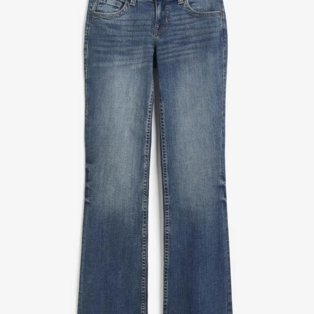 Säljer mina fina slutsålda low waisted bootcut jeans från hm. De sitter jättefint vid låren och ger fin rumpa. Priset går att diskutera . Jeans & Byxor.