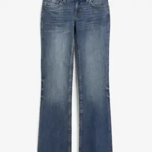 Säljer mina fina slutsålda low waisted bootcut jeans från hm. De sitter jättefint vid låren och ger fin rumpa. Priset går att diskutera 