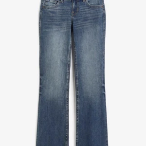 Low waisted bootcut jeans  - Säljer mina fina slutsålda low waisted bootcut jeans från hm. De sitter jättefint vid låren och ger fin rumpa. Priset går att diskutera 