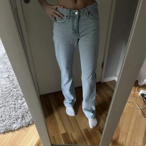 Köpte lågmidjade jeans från bikbok som jag nu tröttnat på. Knappt använda. Skriv för frågor o fler bilder. 🫶🏻