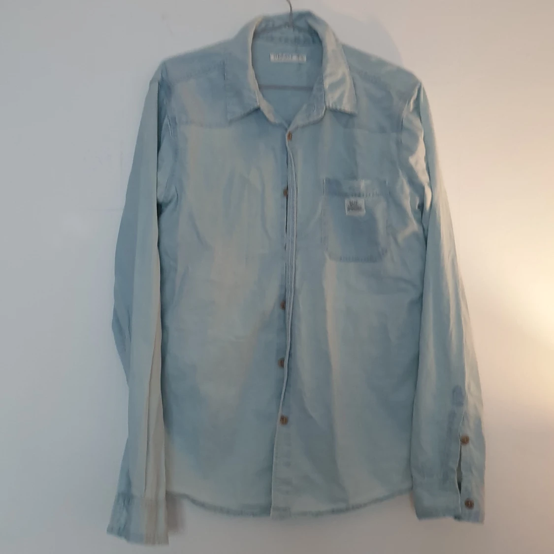 Ljus långärmad skjorta