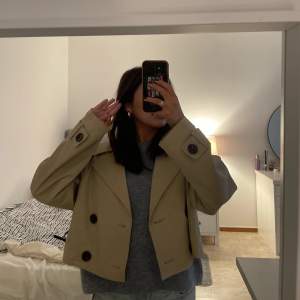 Beige trenchcoat från zara, köpt för en månad sen. Stolek S