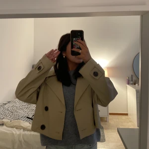 Beige kappa - Beige trenchcoat från zara, köpt för en månad sen. Stolek S