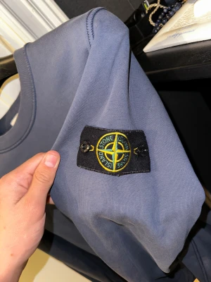 Stone island tröja - Mycket fin stone island sweat shirt, eirktigt bea skicka 8,5/10. Inga defekter bara små tecken på att den blivit tvättad. 