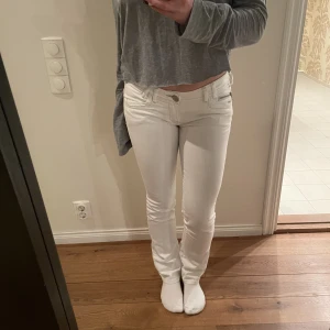 Vita lågmidjade Jeans - Fina lågmidjade jeans med snygga detaljer vid fickorna. Säljes pga att de är lite för små för mig. Midjemått: 85 och Innerbenslängd: 80cm 💕 Pris går att diskutera!