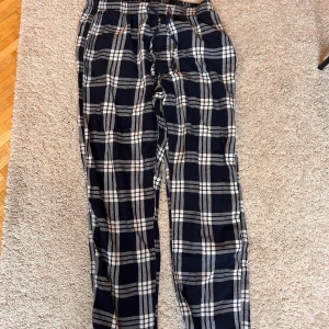 Pyjamasbyxor  - Pyjamasbyxor från HM. Killmodell i storlek s. Passar som en vanlig s på tjejer. 