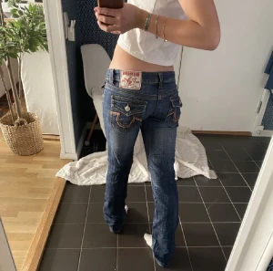 Low waist jeans. True religon - Säljer mina true religon jeans som tyvärr inte har kommit till användning💗midjemåttet är 38 cm rakt över. Skriv vid frågor eller fler bilder:)