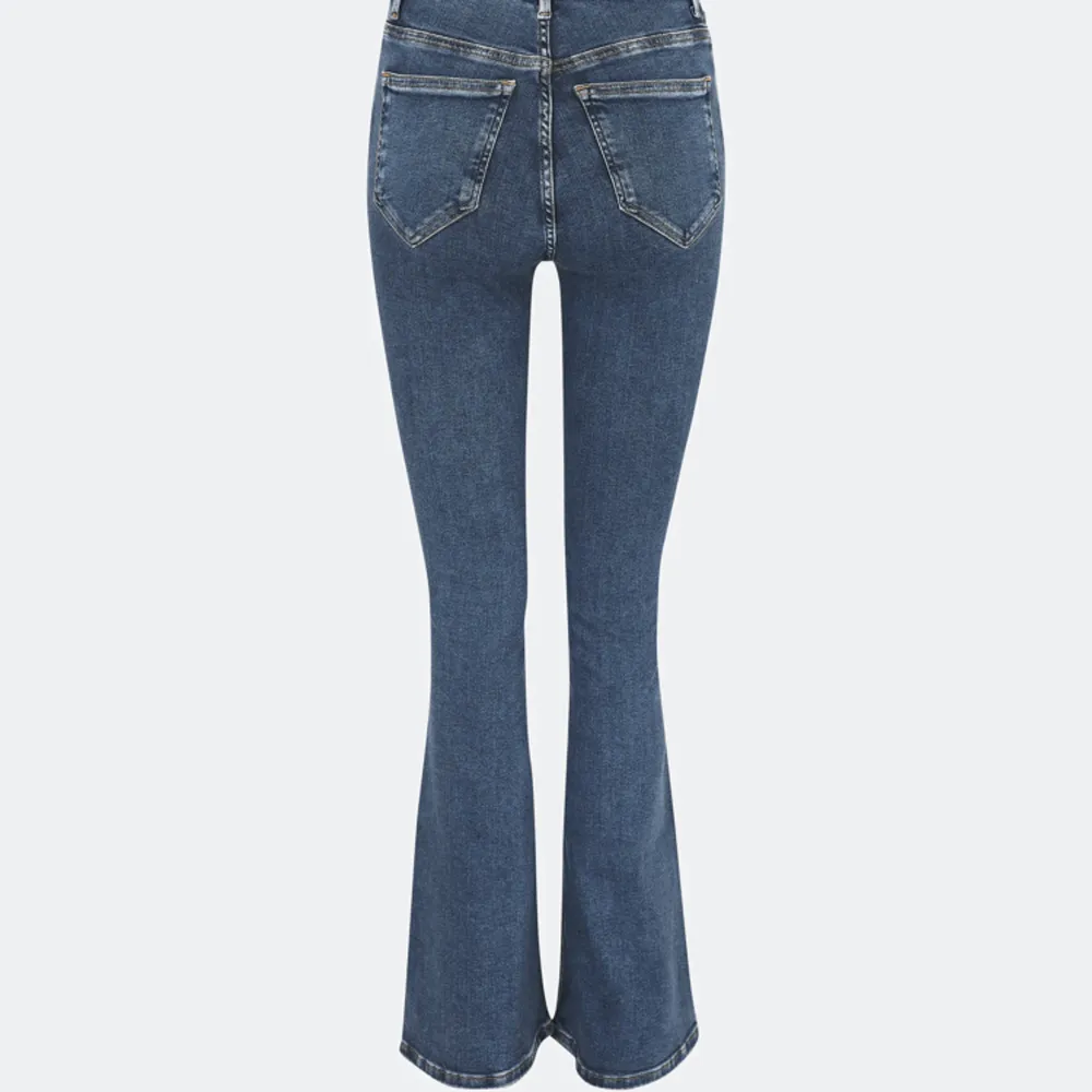 Superfina flare jeans från bikbok tror jag. De är mid/high waist och jag har inte använt de eftersom de inte är min stil. Byter gärna eller så säljer jag för 250❤️‍🔥. Jeans & Byxor.