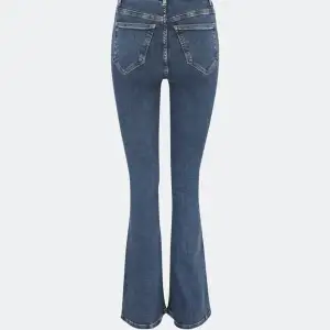 Superfina flare jeans från bikbok tror jag. De är mid/high waist och jag har inte använt de eftersom de inte är min stil. Byter gärna eller så säljer jag för 250❤️‍🔥