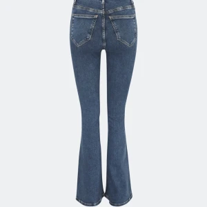Flare jeans - Superfina flare jeans från bikbok tror jag. De är mid/high waist och jag har inte använt de eftersom de inte är min stil. Byter gärna eller så säljer jag för 250❤️‍🔥