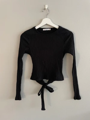 Topp med öppen rygg  - Jättesöt topp med öppen rygg från nakd 