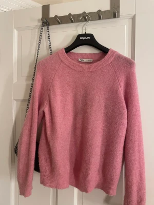 Stickad tröja  - Rosa stickad tröja från Zara. Kommer inte till använd därför säljer jag den 💕
