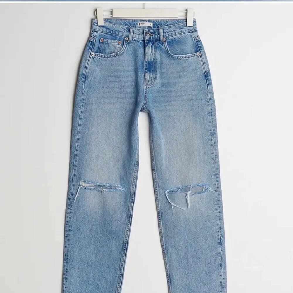 Raka highwaisted jeans från Gina Tricot. Har använts några gånger men är i ett fint skick. . Jeans & Byxor.