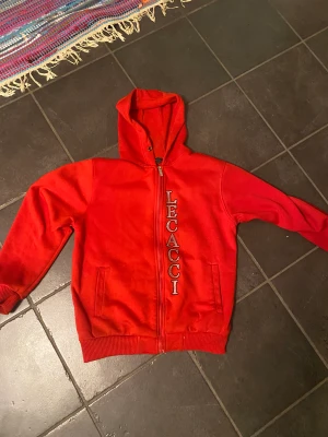 Lecacci hoodie (rhinestones) - Storlek S, väldigt lite använd. Slutsåld på hemsidan. Kom med bud