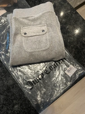Helt nya juicy couture byxor  - Helt nya Juicy Couture byxor från Nelly.com. Fick av min kille men han tog en för stor storlek och han hade missat att det bara var 14 dagar öppet köp på Nelly :(❤️ Helt oanvända endast testade. Kan mötas runt Uddevalla eller Majorna i Gbg samt fraktas❤️
