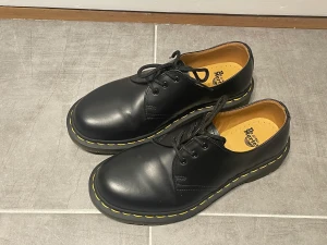 Nya!! Dr. Martens 1461  - Använda ytterst lite, som nya men orginal låda saknas. Säljer pga att de inte är rätt storlek :( 
