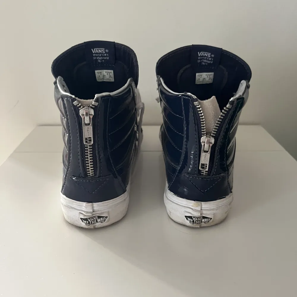 Sjukt coola vans, som ett par vanliga fast med dragkedja där bak och typ en ”lackad” yta. Vilket gör att dem är mycket tåligare än ett par vanliga. Och dessutom mycket coolare😍🙌🙌💋Dem är i toppen skick! (men rengör såklart den vita delen innan jag postar). Kengät.