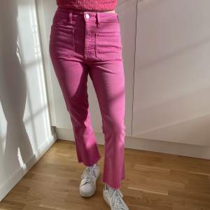 Rosa utsvängda jeans med snygg rå kant🌸 