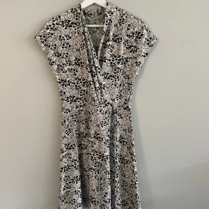 Mönstrad klänning  - Superfint mönstrad klänning från H&M