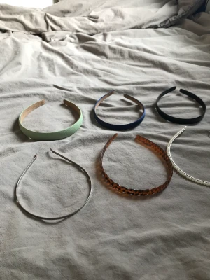 Massa diadem - Massa diadem, man kan köpa alla för 60 kr. Om du inte vill köpa alla så kan du komma med prisförslag 🤍