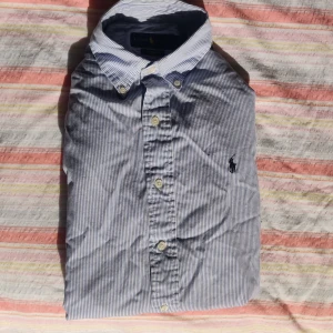 Ralph Lauren skjorta - Custom fit - S - Säljen en fin Ralph Lauren skjorta i storlek S som jag växt ut. Litet märke vid loggan men inget som syns på håll :)