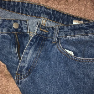 Pösiga jeansbyxor - Säljer nu mina älskade jeansbyxor som jag tyvär inte passar i längre. Dom sitter lite tajtare vid midjan och lite pösigare vid benen. Darkwashed storlek S (tall)❤️ använt några gånger men dem är i fint skick!