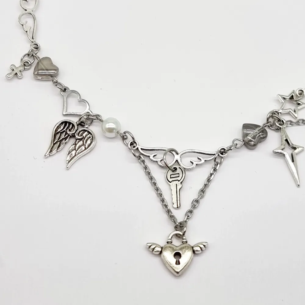 Handgjort halsband och exklusiv design🖤 Gjord i bra kvalitet💎Material- rostfritt stål, pärlor, zinklegeringar och glas. Längd: 35cm + 5cm . Accessoarer.