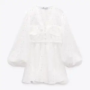 Säljer en superfin vit broderad klänning från Zara som passar perfekt till studenten eller liknande. Den är ej använd utan endast testad. Säljer då jag glömde skicka tillbaka den🫶🫶🫶