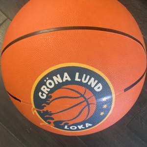 Stor basketboll från Grönalund! Rolig för barnen att leka med då den är ca 47 cm i diameter. Säljs för endast 99kr ⭐️ Kan hämtas, kan tyvärr inte fraktas