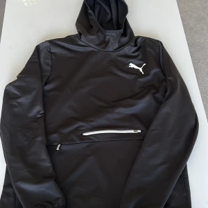 Puma hoodie keeps You dry - Material år så himla mjuk och skön. Bra kvalitet och till och med keeps You dry.