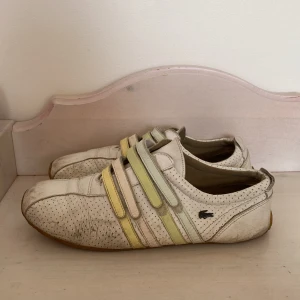 Lacoste skor - Skor från Lacoste. Väl använda men fortfarande i fungerande skick. Storlek 41.