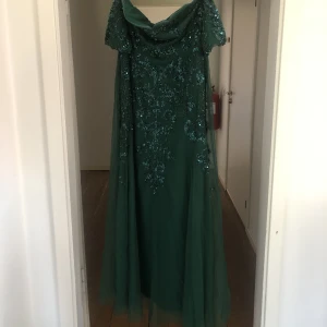 Långklänning  - Köpt till balen 2023  Endast testad   Klänningen har varit nedpackad eller hängandes i garderoben men det vistas hund i hemmet så kan finnas spår av hår. 