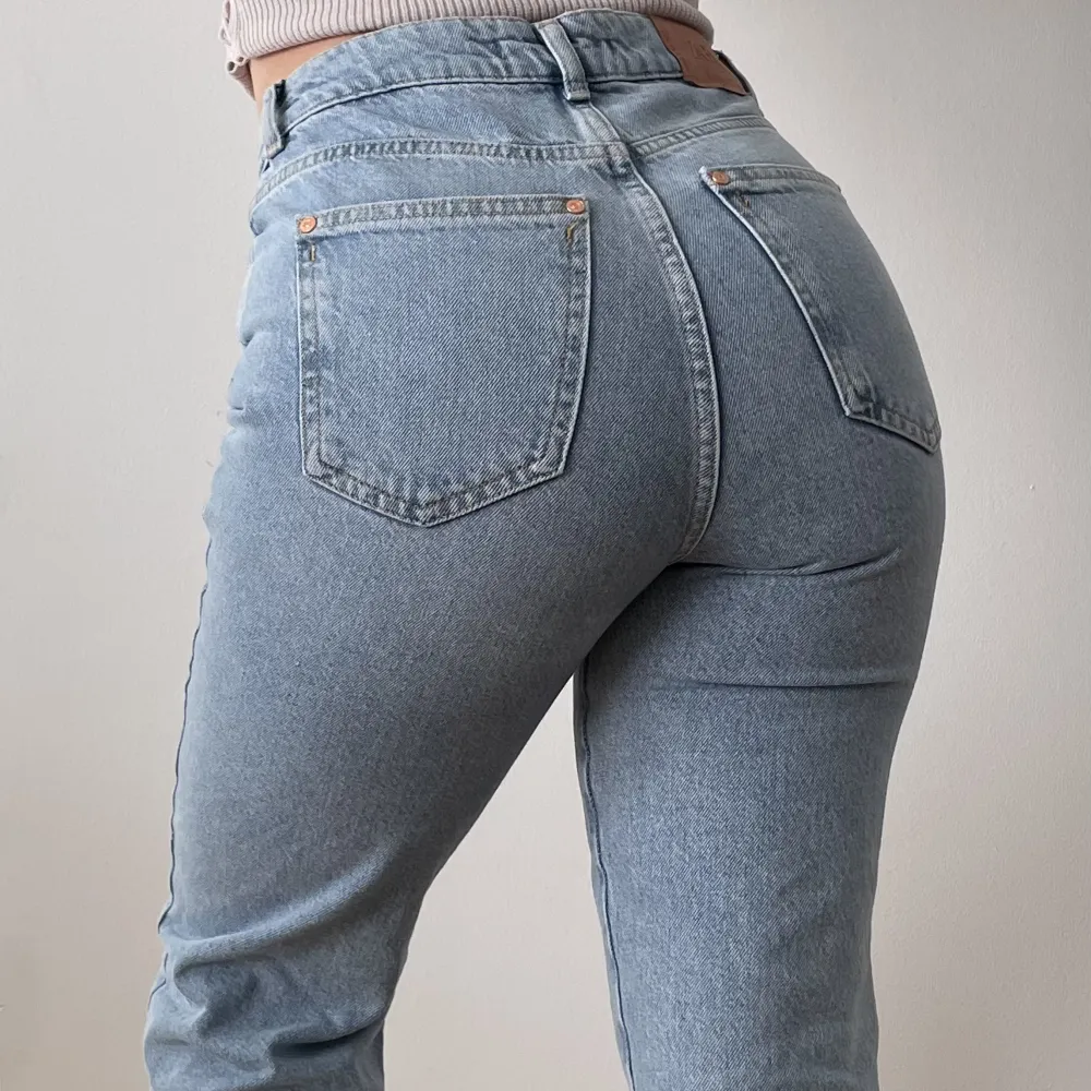 Ljusa zara jeans strl 36. Jag tror att det är modellen straight high waist. Jeans & Byxor.