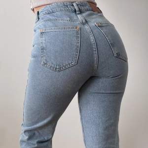 Ljusa zara jeans strl 36. Jag tror att det är modellen straight high waist