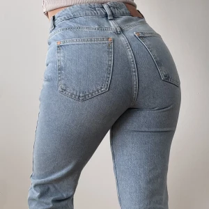Zara jeans - Ljusa zara jeans strl 36. Jag tror att det är modellen straight high waist