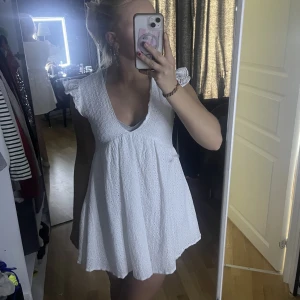 Söt spets klänning  - Säljer min vita spets klänning. Säljer då den inte kommer till användning. Den är i bra skick, använd ungefär 3 gånger.