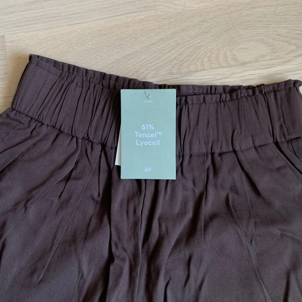 Bruna shorts från H&M som jag aldrig använt. Sååå sköna i materialet men för små för mig tyvärr :( . Shorts.