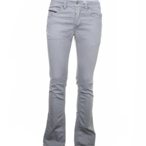 Diesel jeans - Snygga gråa diesel jeans köpta på sellpy som tyvärr är för stora på mig 🤍De är i storlek 29, midjemått 80 cm runt om! Säljer för 300+ frakt. !mid/low rise, typ lite bootcut men skulle säga mest raka. svårt att säga eftersom dem är för stora på mig!